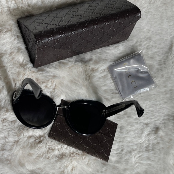 Gucci black sunglasses with silver GG logo on arm - Picture 6 of 6